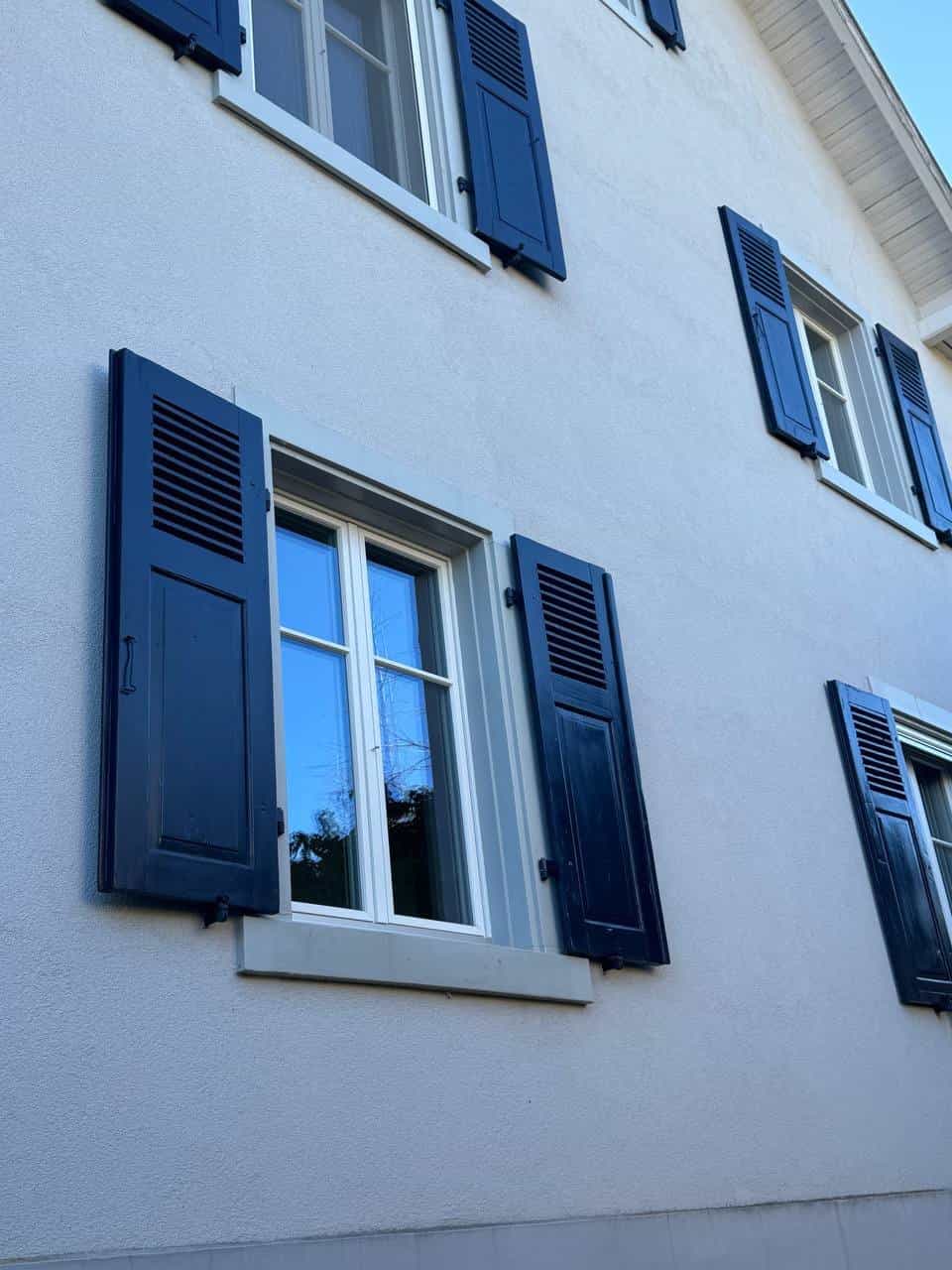 Alte Holzfensterläden zu verschenken