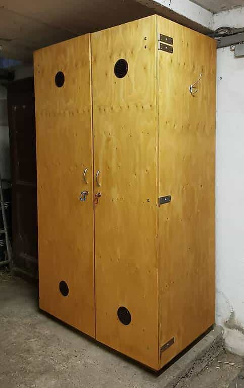 Grande armoire d'écurie en bois