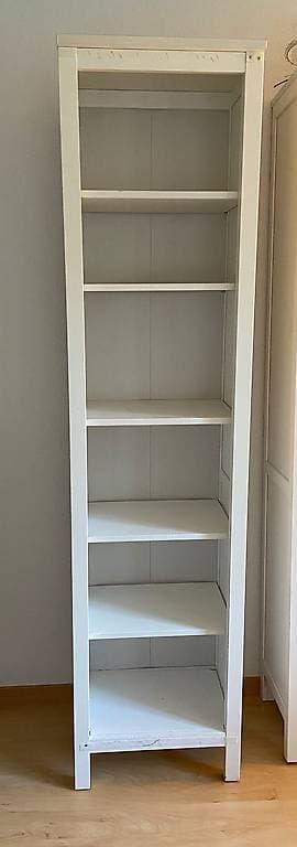 weisses IKEA-Hemnes-Regal
