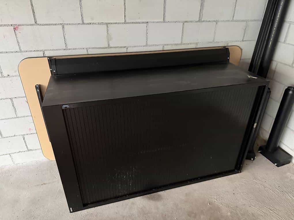 Höhenverstellbarer Schreibtisch und Rollschrank