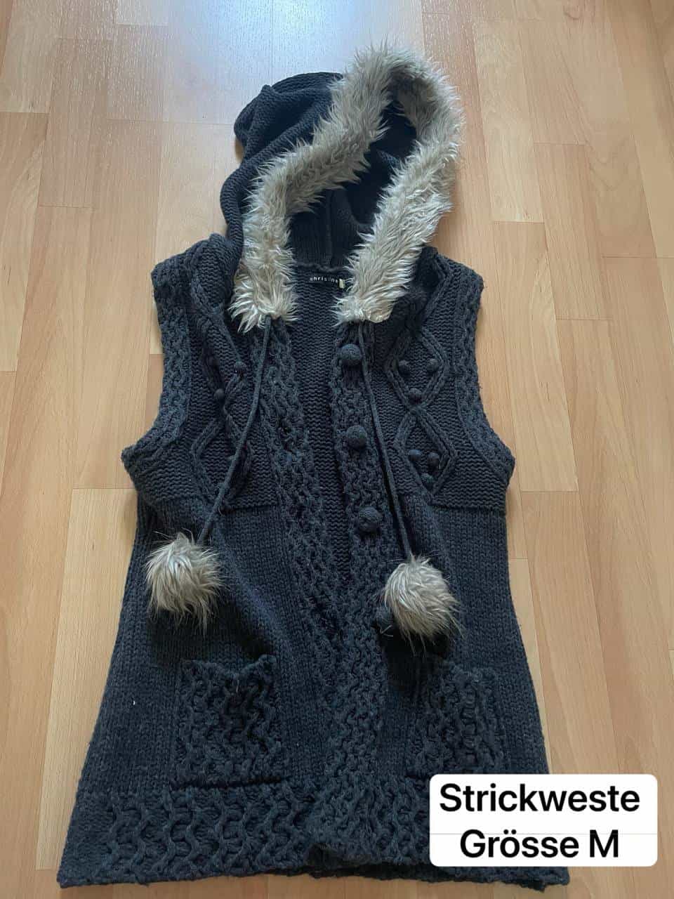 Strickweste und Muschelarmband elastisch