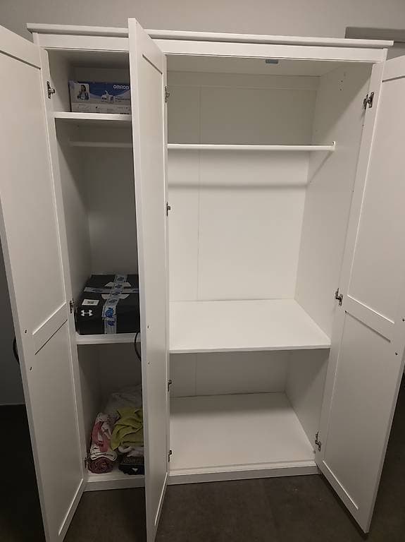 Kleiderschrank mit Spiegel