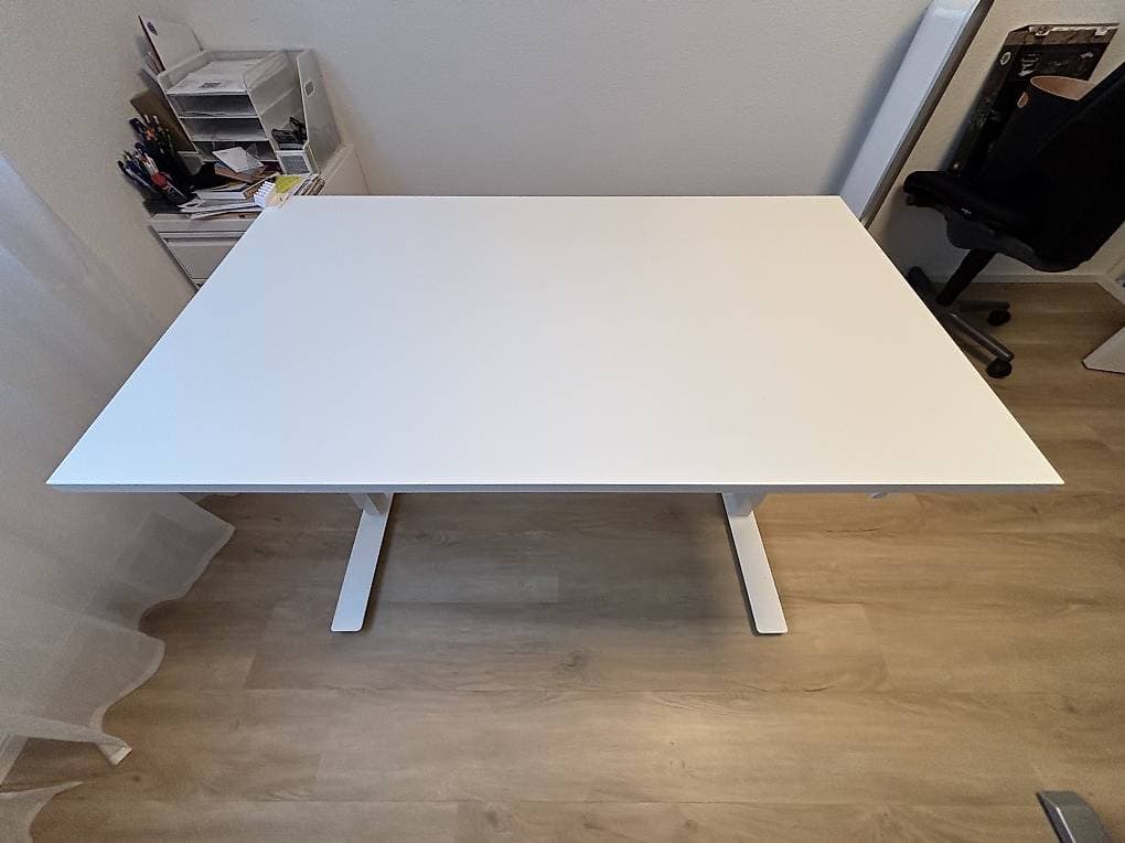 Höhenverstellbarer SchreibTisch (Büro)