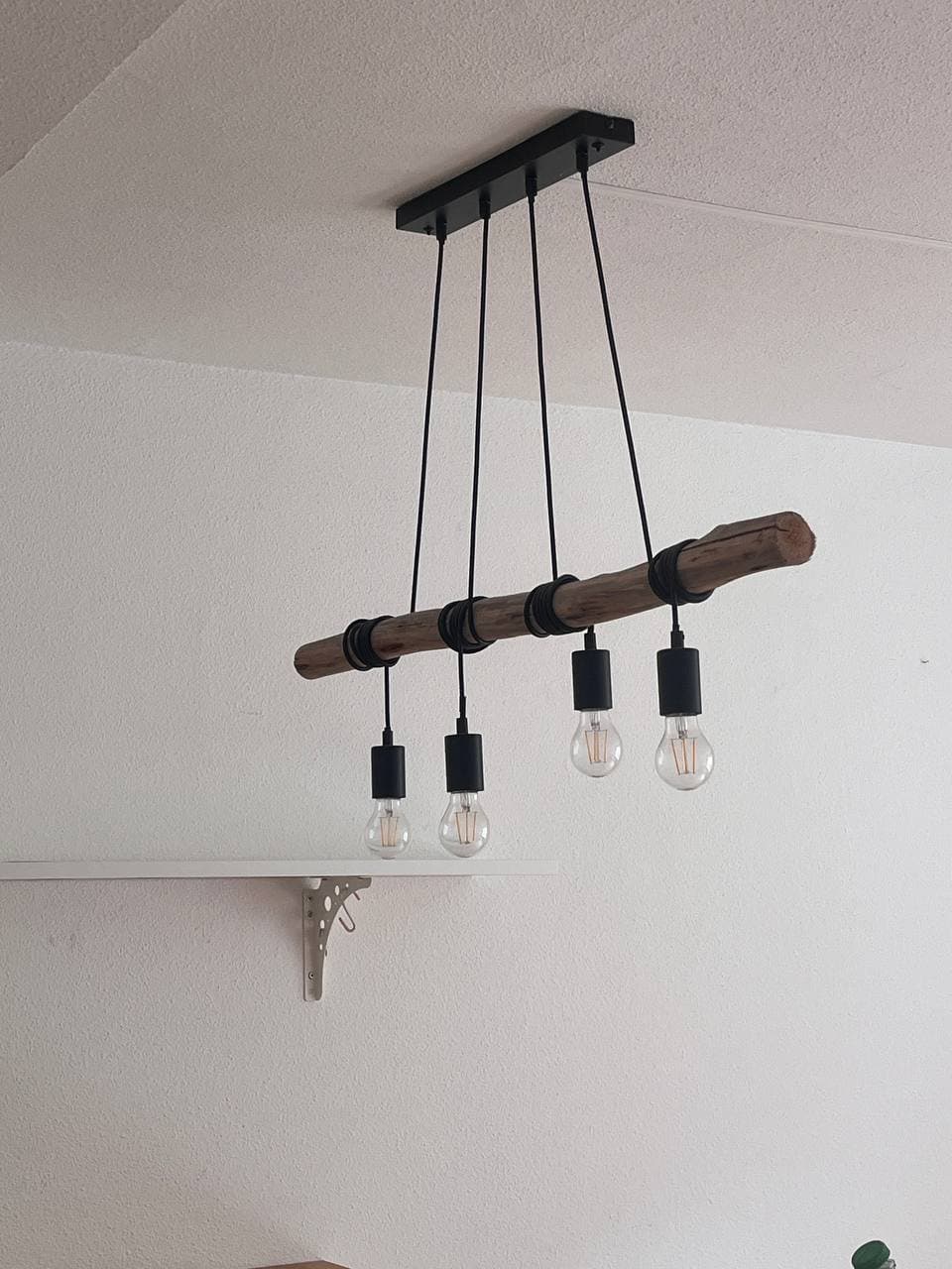 Zwei Hängeleuchten reserviert