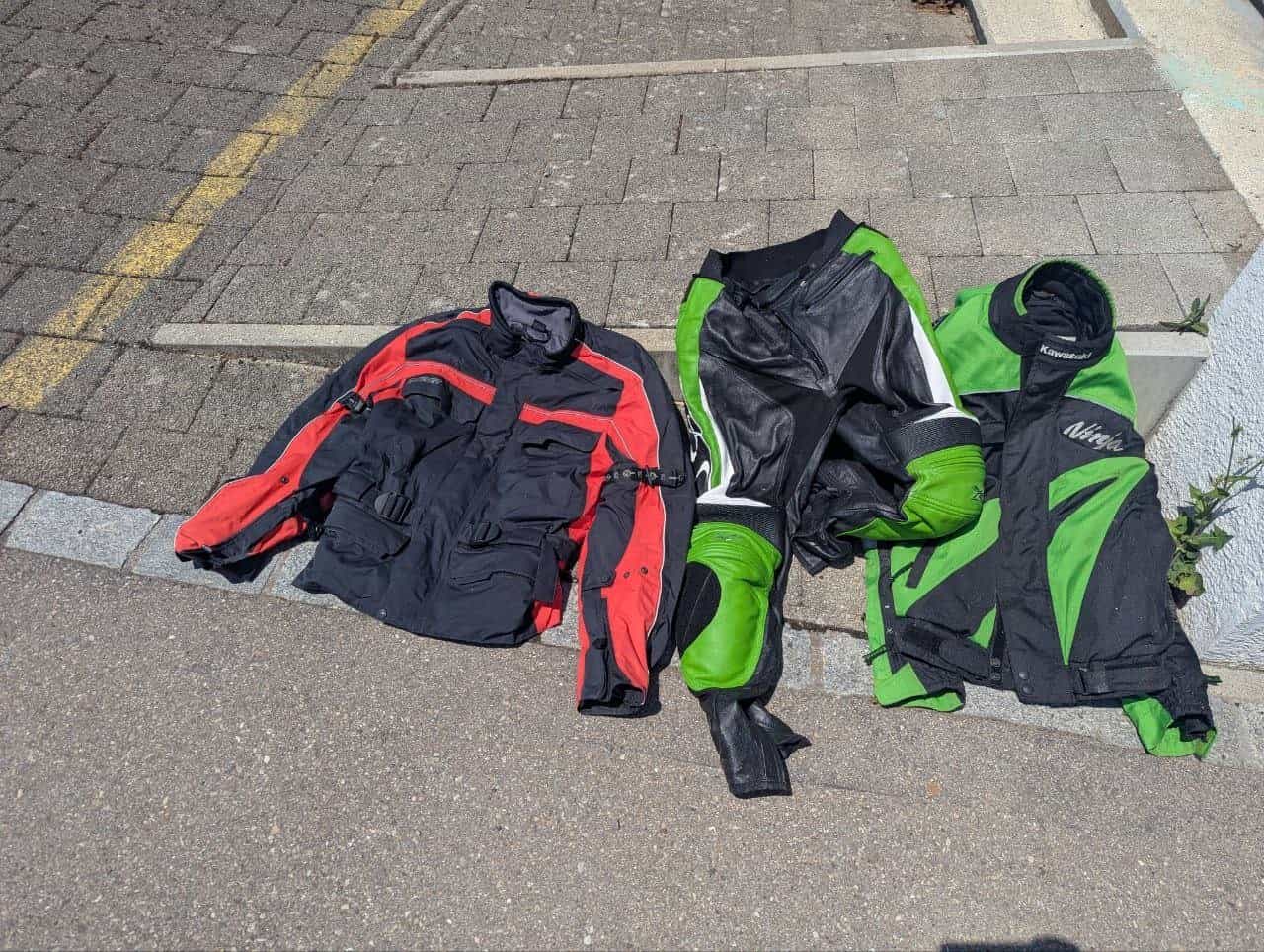 Motorradjacken und Campinglampe