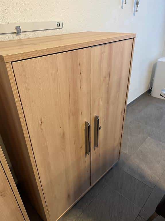 altenschrank resp abschliessbarer schrank