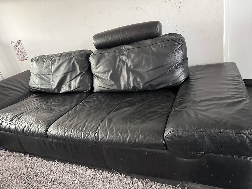 Ledersofa und Lampe