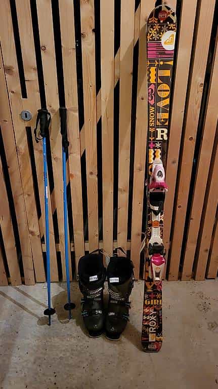 Set des skis, batons et casque pour enfant