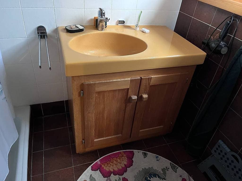 Waschbecken mit Unterschrank in massiv Fichte + Armaturen