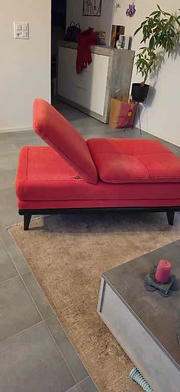 A donner banquette avec dossier ajustable de couleur rouge