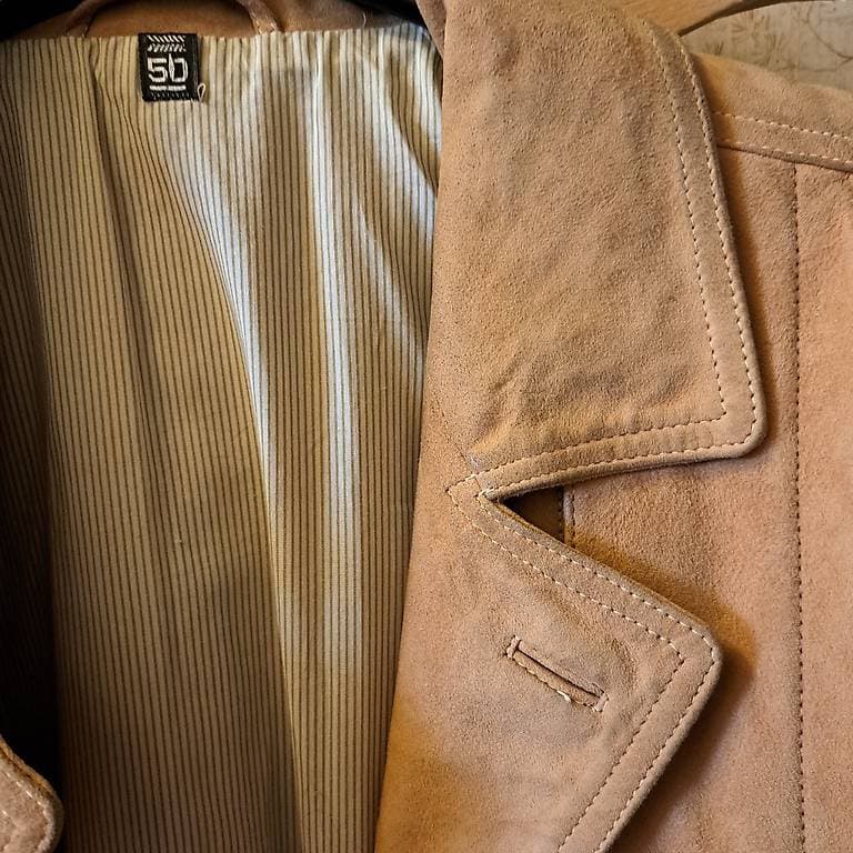 Veste cuire et vide dressing habilles neufs