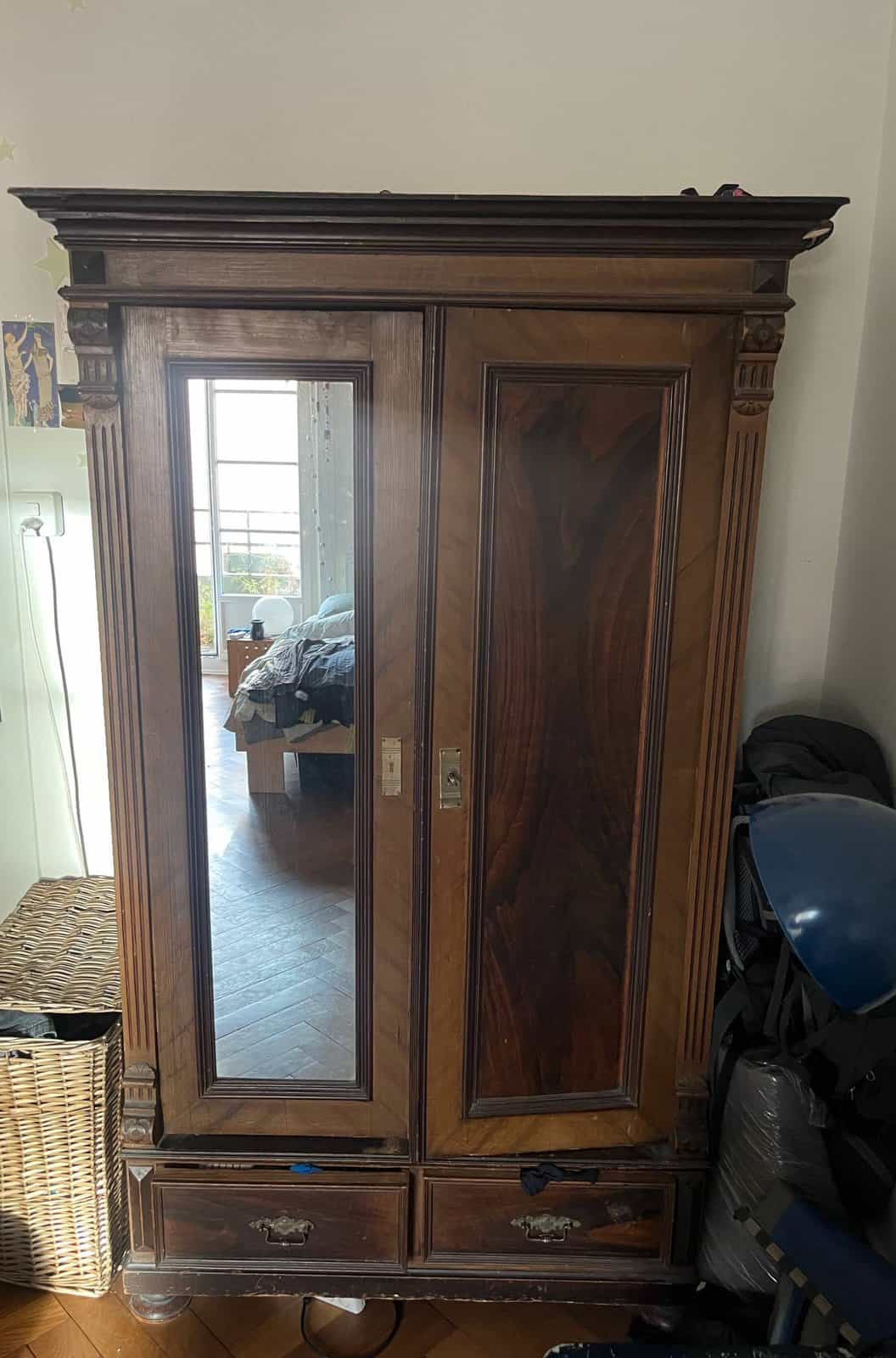 Antiker Holzschrank mit Spiegel