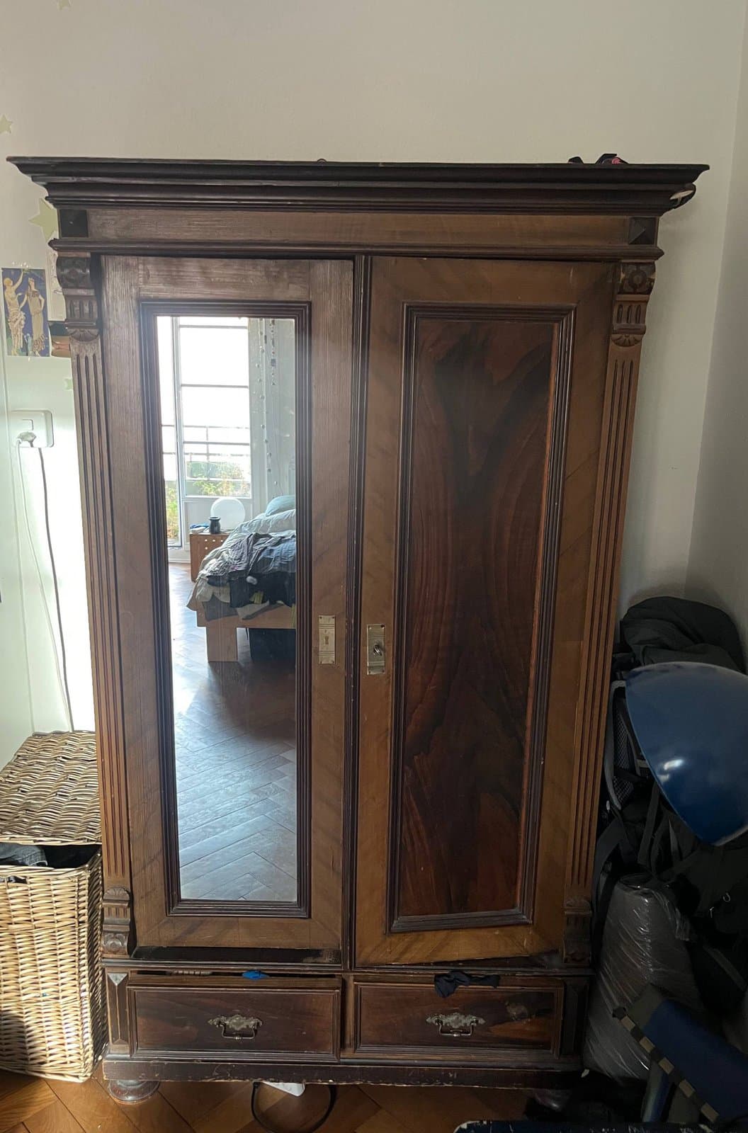Antiker Holzschrank mit Spiegel