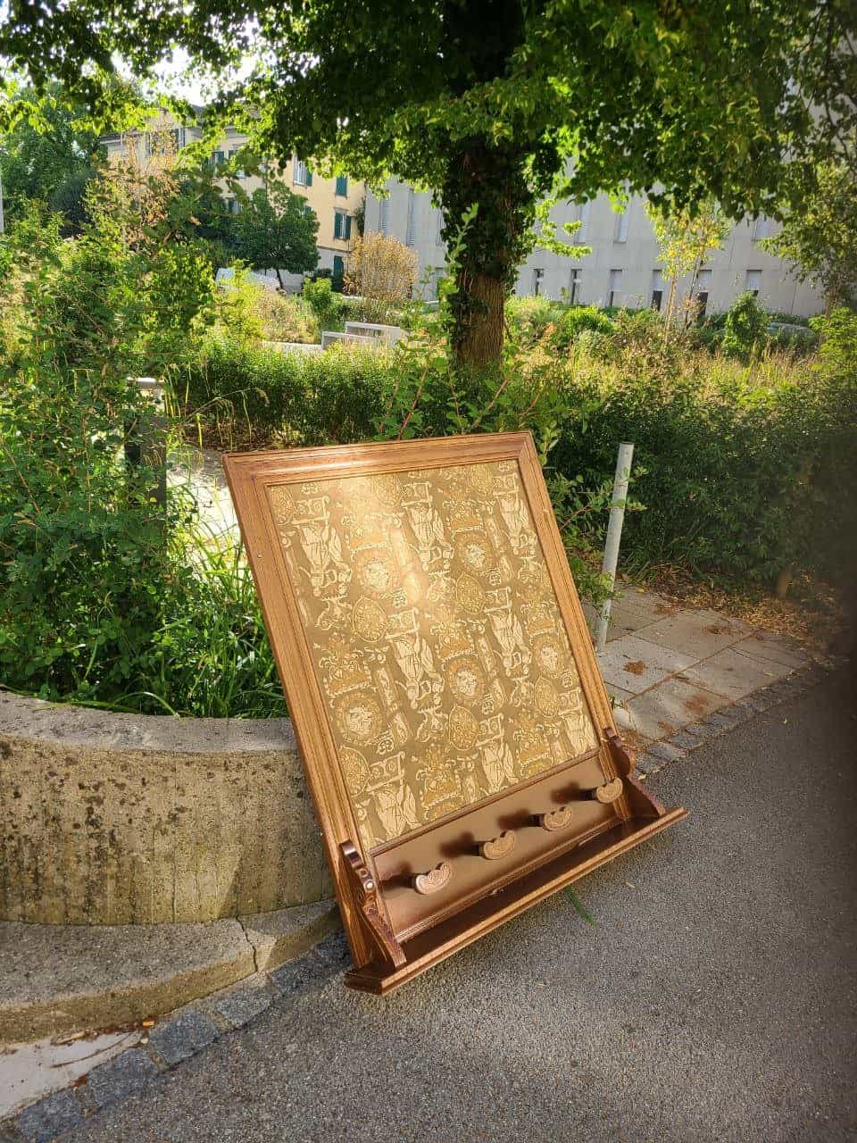 Holzgarderobe mit Intarsien