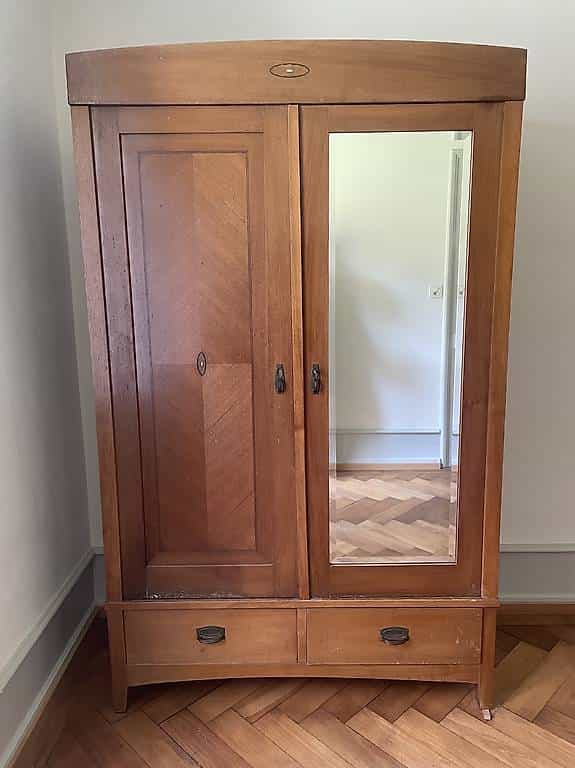 Hübscher antiker Holzschrank