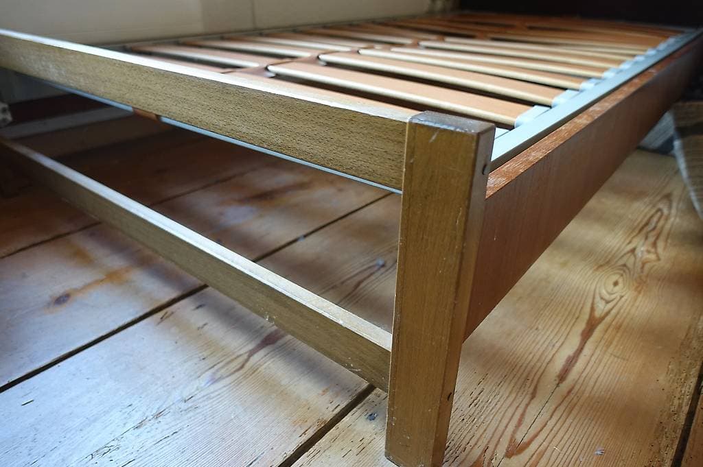 Bettgestell mit Lattenrost