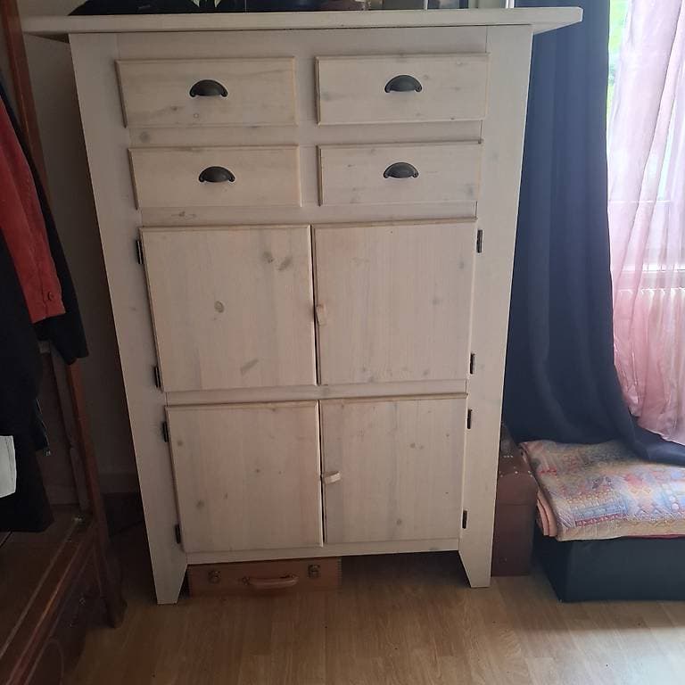 Jolie commode à donner