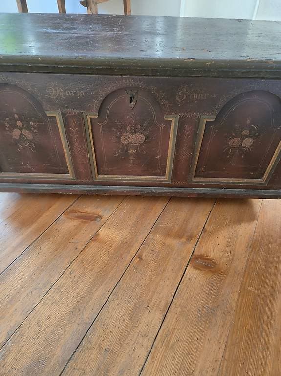 Alte Holztruhe von 1853