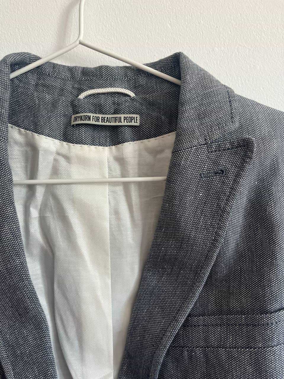 Grauer Blazer und Pullover