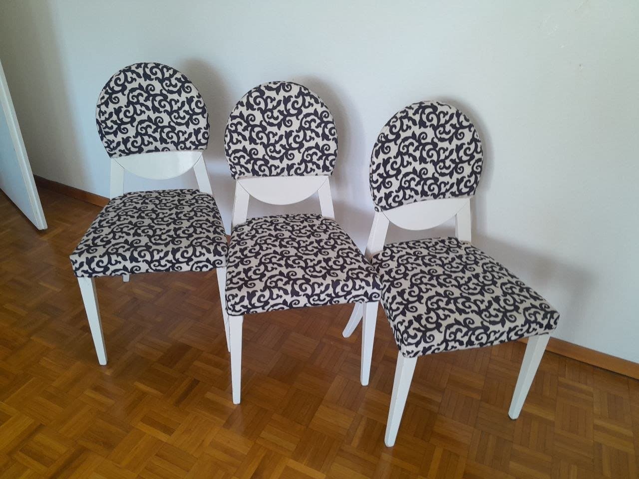 3 gemusterte Esszimmerstühle