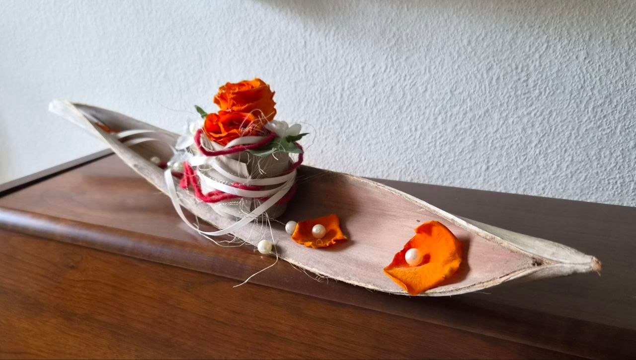 Dekoobjekt mit konservierten Rosen