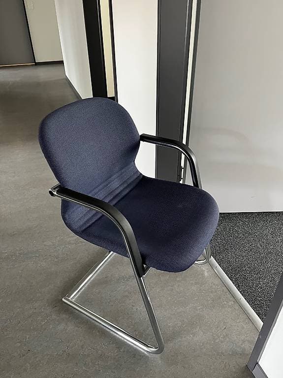 Konferenzstühle gepolstert, Freischwinger Modell