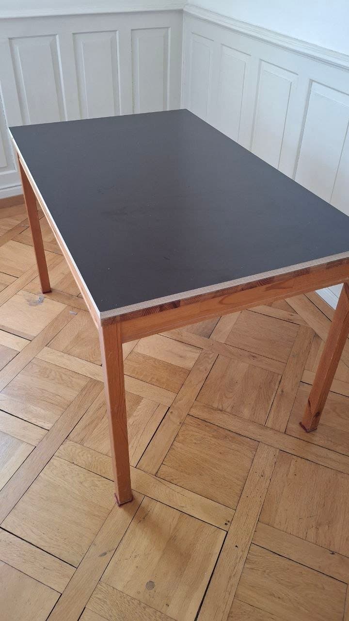 Tisch mit schwarzer Schichtplatte 120 x 75 cm