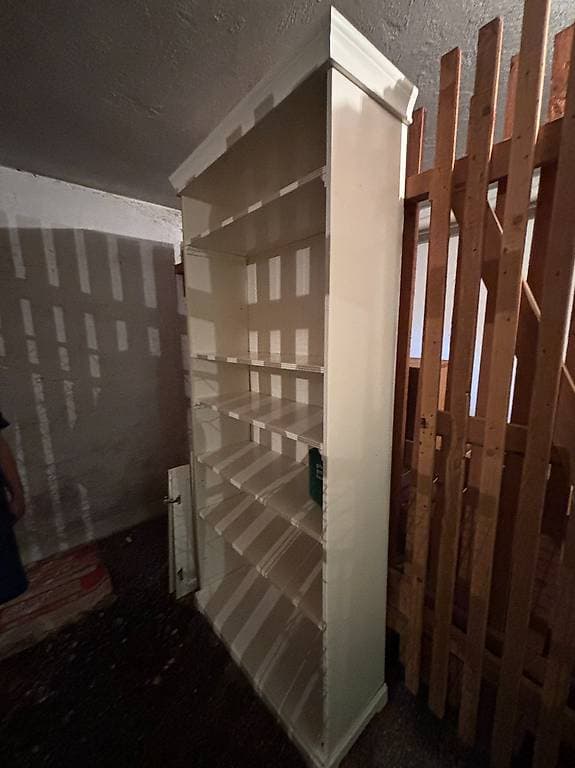 Bücherregal mit Schrank
