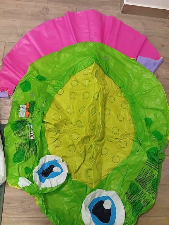 Babybecken mit kleinen Dach