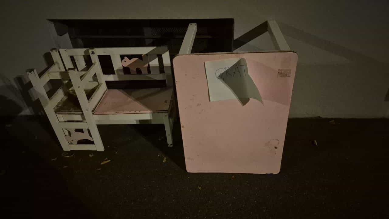 Weisser Kinderstuhl mit rosa Tischplatte