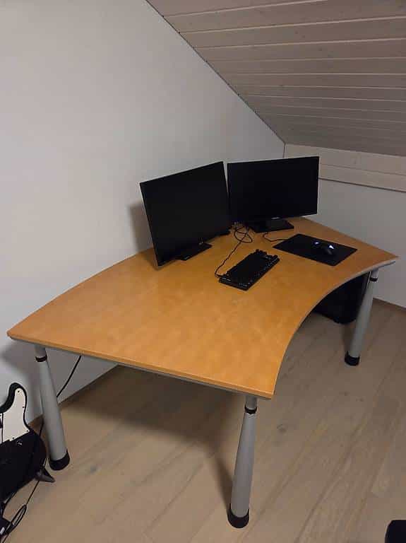 Bureau incurvé d'occasion en assez bon état