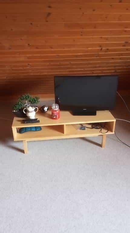 Fernsehtisch aus Massivholz inkl. Fernseher