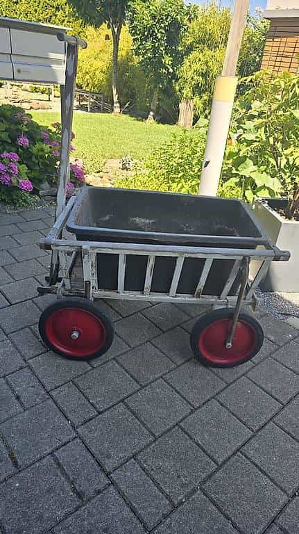Vorwärts uralter Bollerwagen als Deko