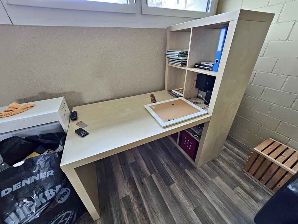 Schreibtisch mit Regal gratis