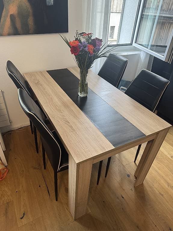 Gratis Tisch mit 4 Stühlen
