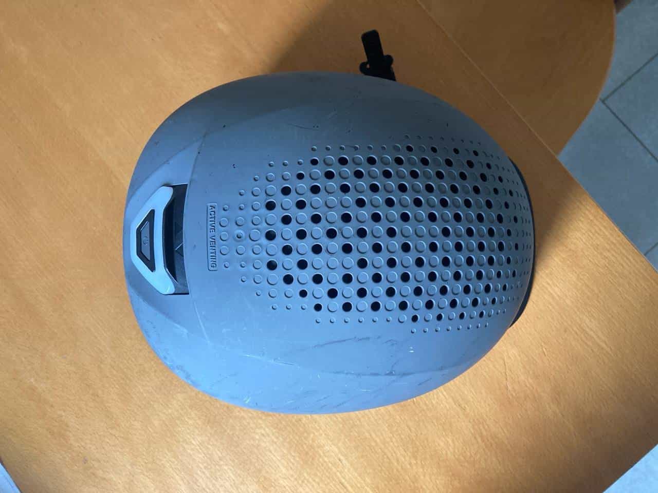 Blauer Helm und Roller-Schutzausrüstung