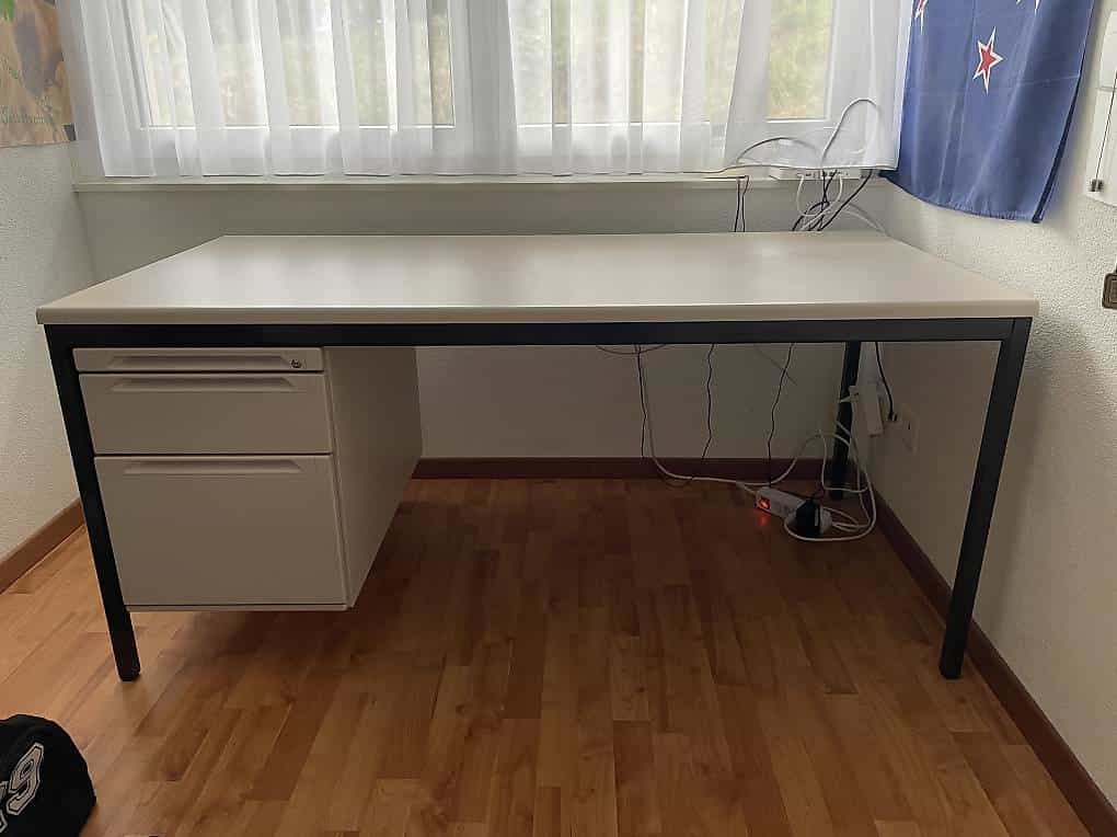 Schreibtisch gratis abzugeben