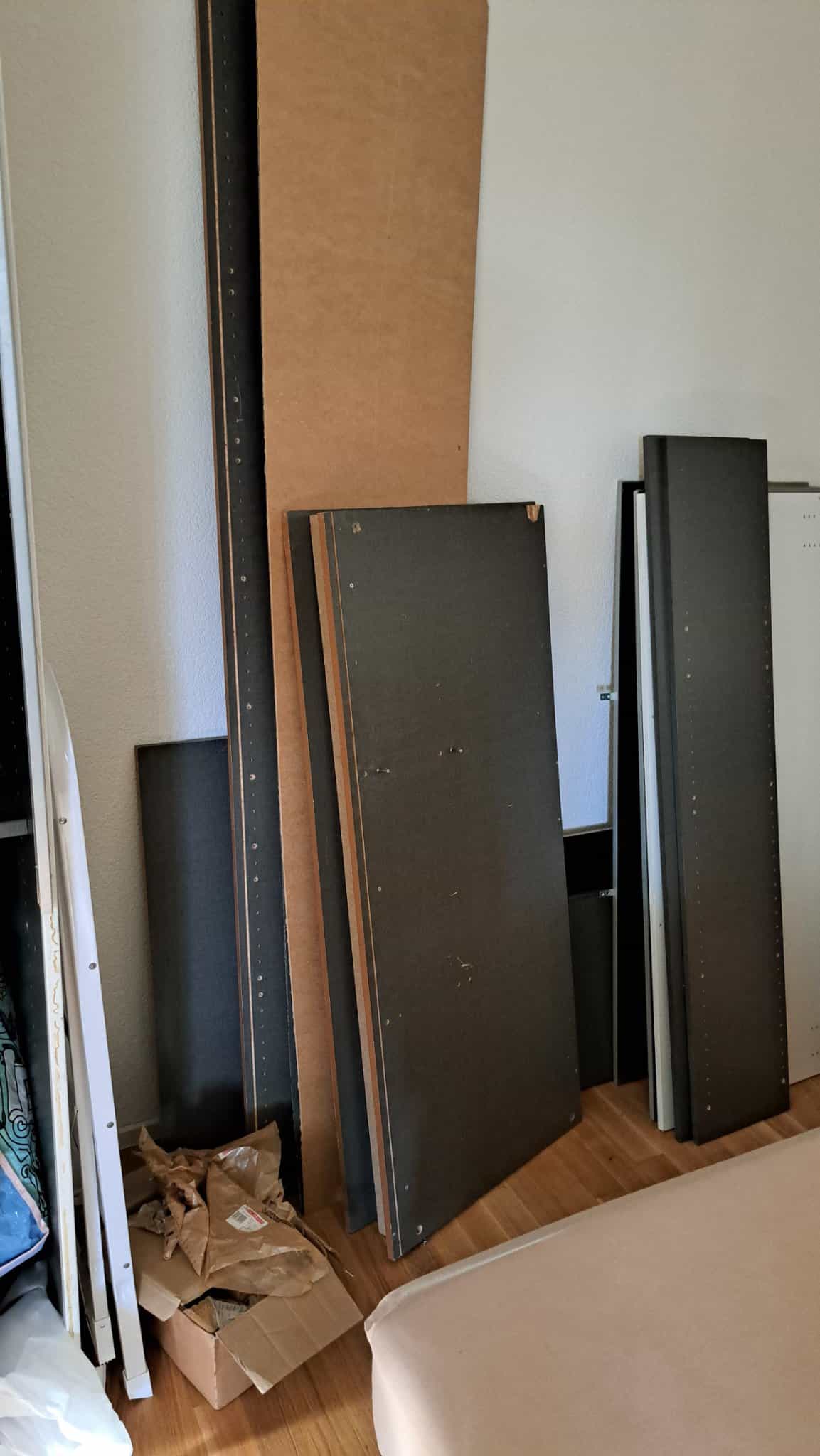 Verschiedene Holzplatten, Türen und Bretter