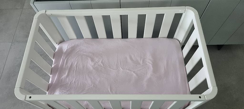 Lettino stile Next to me, materasso rigido, con barre.