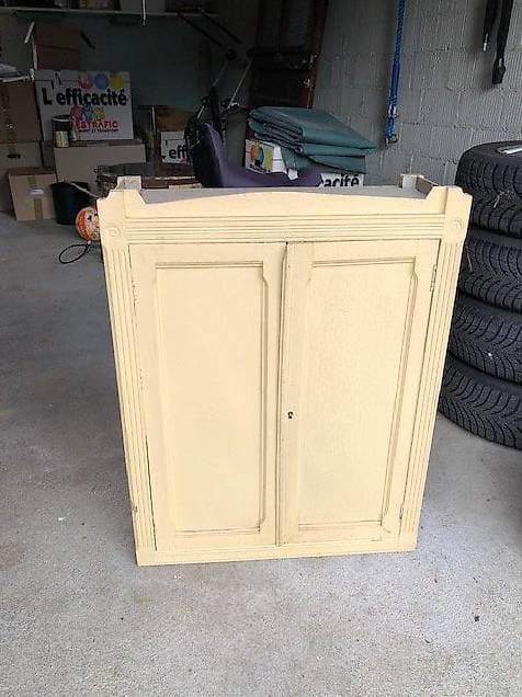 Kleiner Vintage-Wandschrank