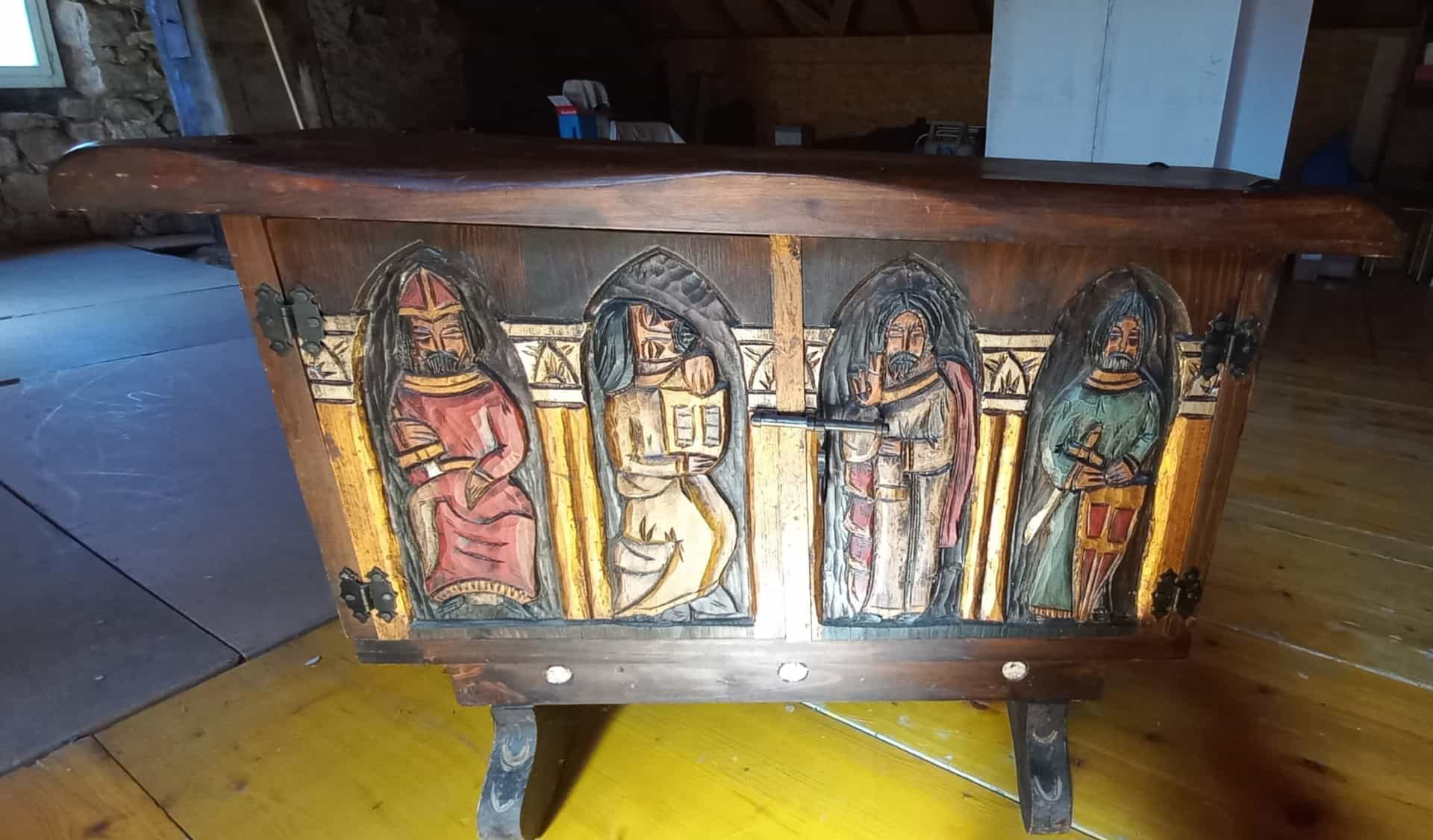 Apostelschrank im spanischen Stil