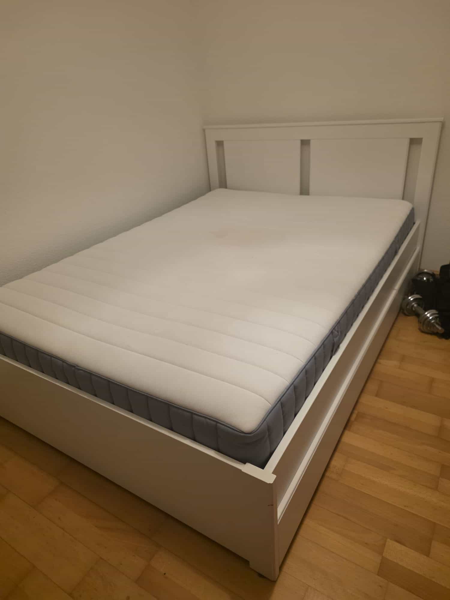 Bett 140/200, Schrank,Esstisch 4 pers., Bürotisch