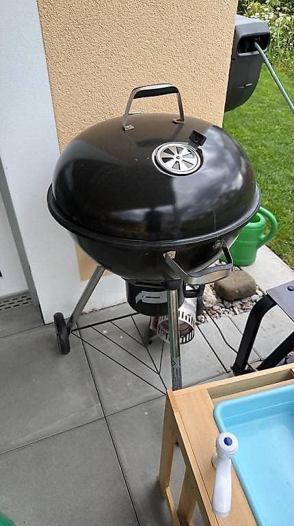 Gratis abzugeben Kohlegrill und Trampolin