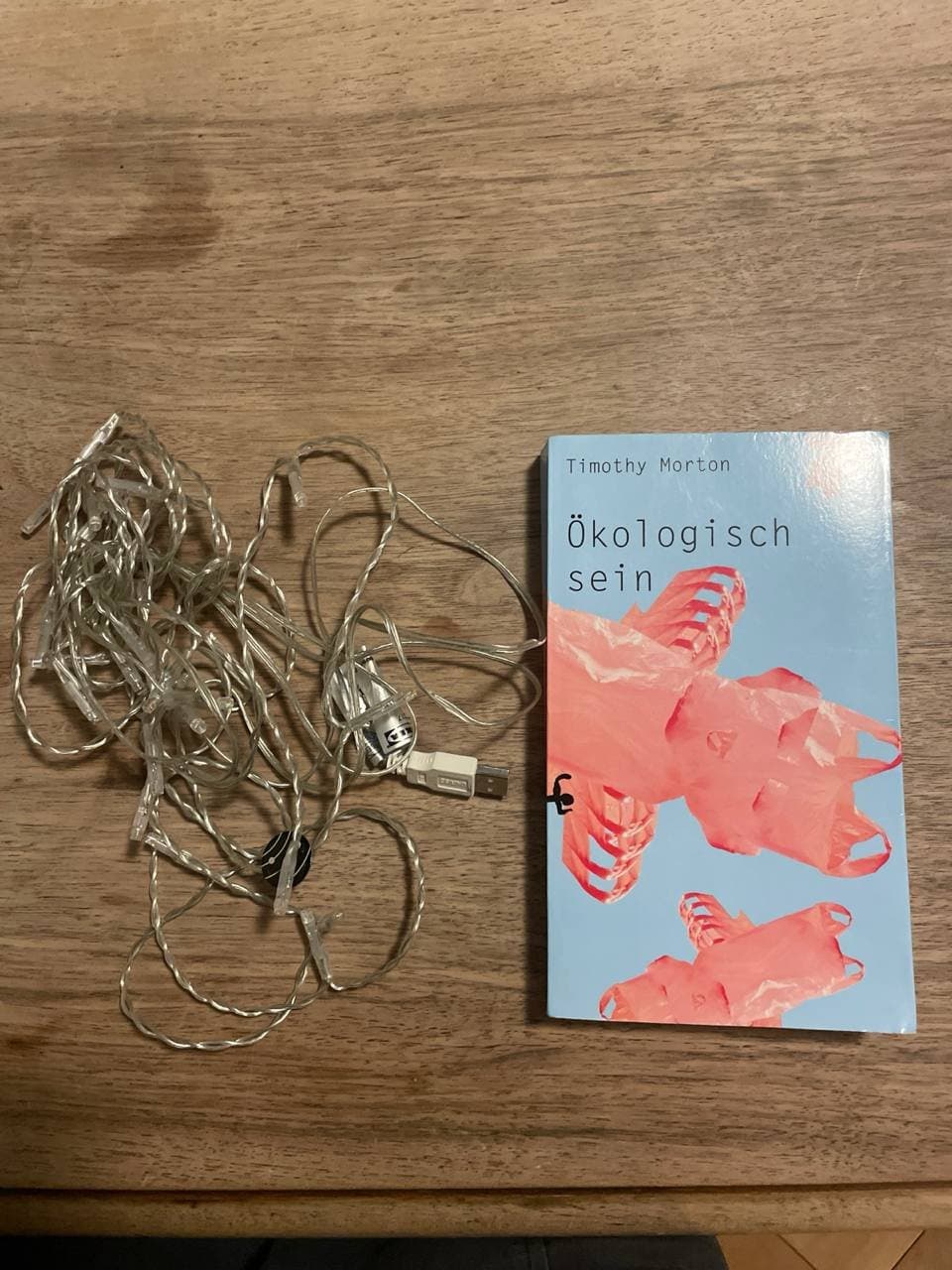 Buch und USB-Kabel