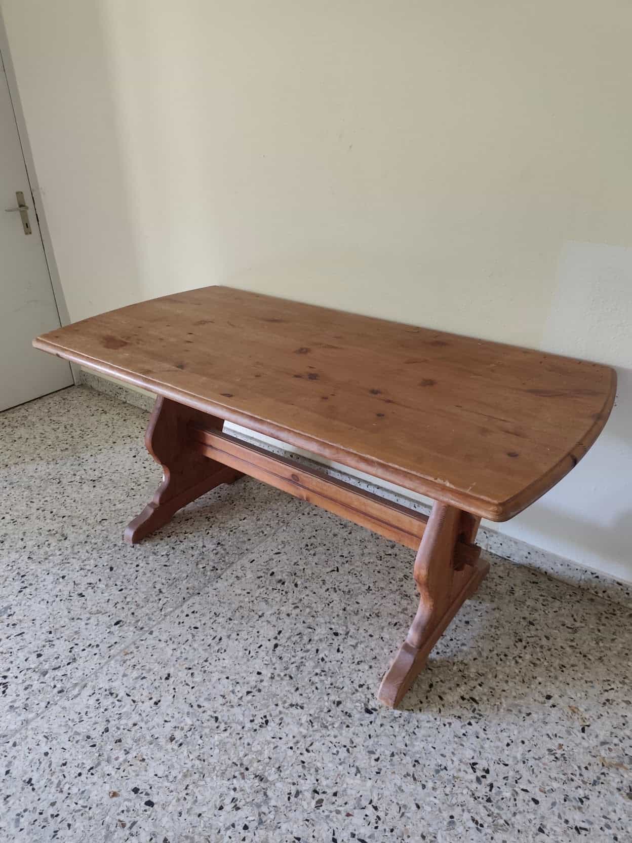 Holztisch, braun, Tischplatte gewölbt