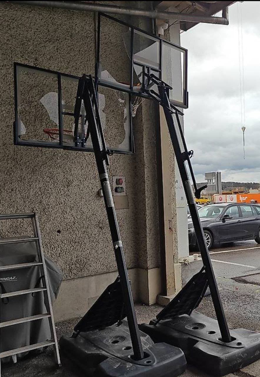 Zwei Spalding Basketballkörbe