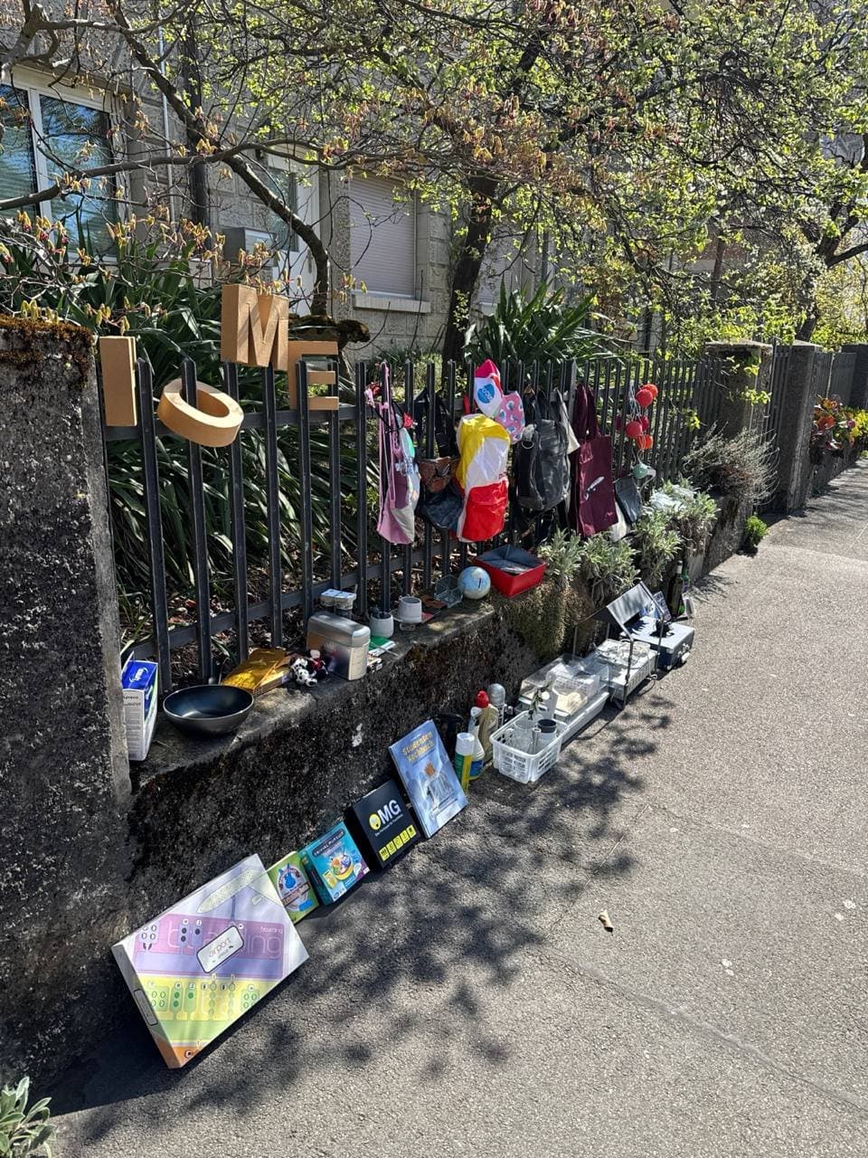 Verschiedene Gegenstände an Witikonerstrasse