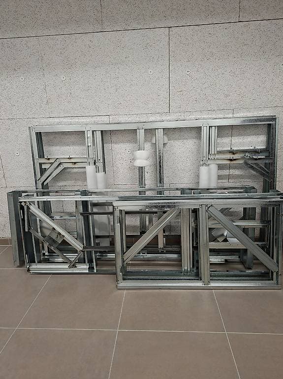 Châssis/supports en métal à donner
