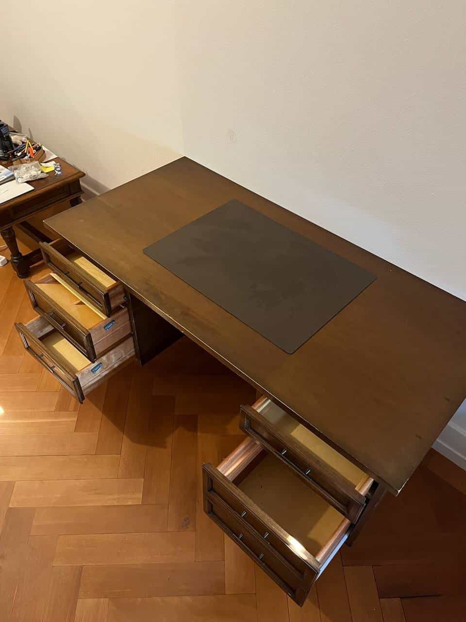 Antiker Schreibtisch aus Massivholz