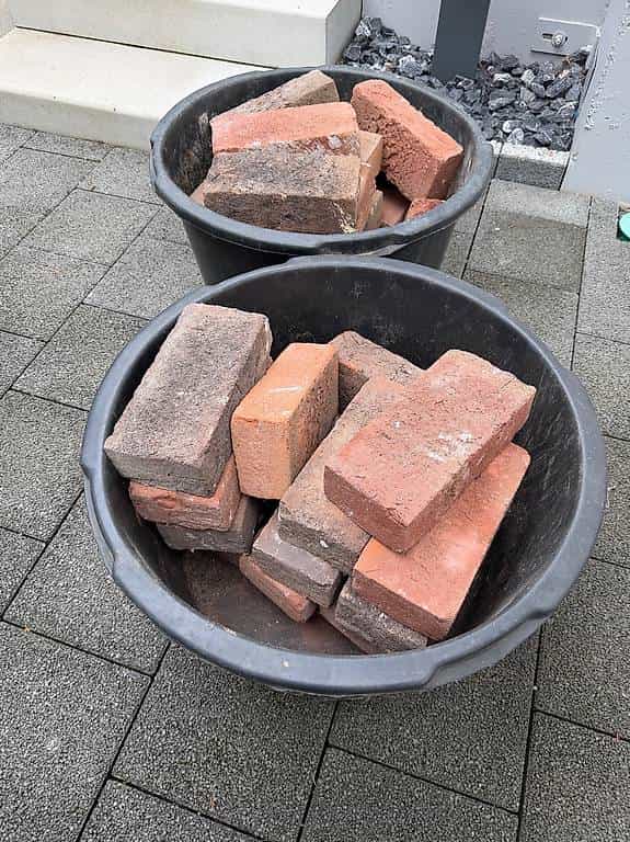 Backstein / Klinkerstein rot abzugeben